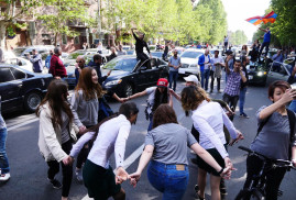 Ermenistan'da protestocular zaferlerini kutluyor