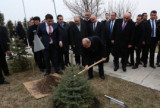 Mişel Avn Ermeni Soykırmı'nın kurbanları anısına ağaç dikti