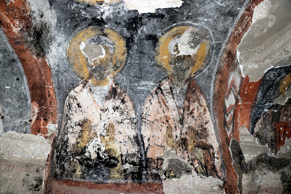 Армянская пещерная церковь в Кесарии разрушена кладоискателями. Фоторяд