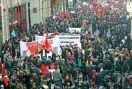 Taksim’de ırkçı pankartları taşıyanlara gözaltı