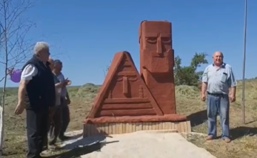 Rusya'nın Donetsk şehrinde Karabağ'ın "Biz ve Dağlarımız" anıtının küçük bir kopyası yerleştirildi