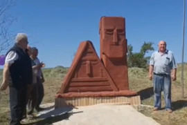 Rusya'nın Donetsk şehrinde Karabağ'ın "Biz ve Dağlarımız" anıtının küçük bir kopyası yerleştirildi