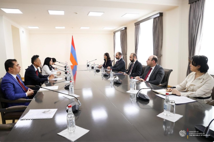 Ermenistan ve Çin şu anda ilişkilerin önemli bir gelişme aşamasında: Ararat Mirzoyan Li Xinwei'yi kabul etti