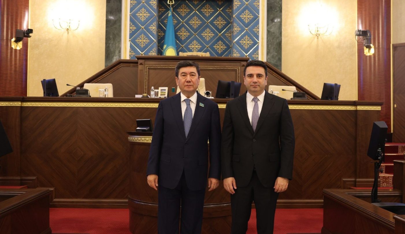 Ermenistan Parlamento Başkanı Kazak mevkidaşını Ermenistan'a davet etti