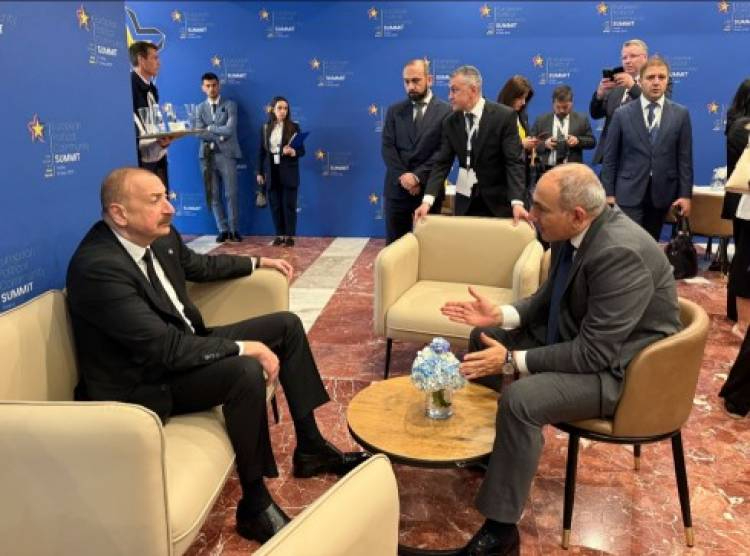 Paşinyan, Aliyev ile kısa bir görüşme gerçekleştirdi (VİDEO)