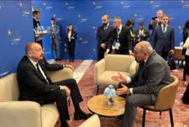 Paşinyan, Aliyev ile kısa bir görüşme gerçekleştirdi (Video)