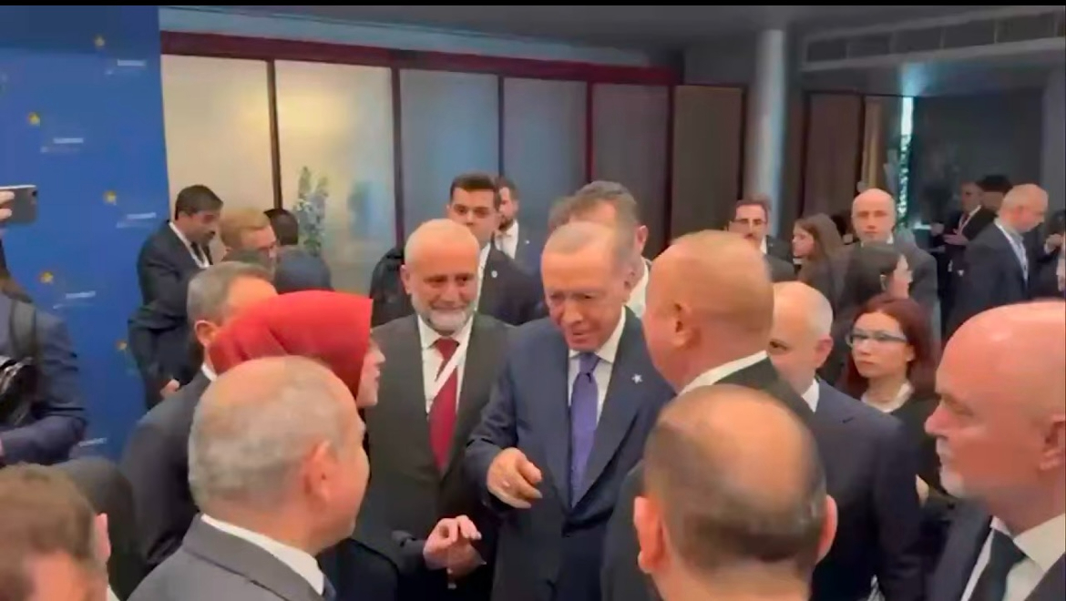 Tirana’da Paşinyan Erdoğan ile kısa bir ayaküstü görüşme yaptı (Video)