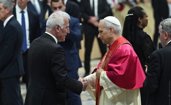 Ermenistan Cumhurbaşkanı, Roma Papası'nın tahta çıkma törenine katıldı (Foto)