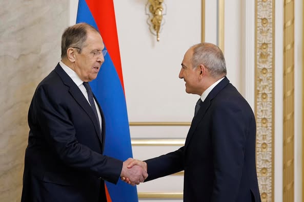 Paşinyan ile Lavrov bölgesel ve uluslararası güvenliğe ilişkin konuları görüştü