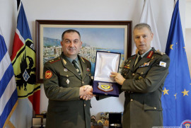 Ermenistan Genelkurmay Başkanı Kıbrıs Savunma Bakanı ile bir araya geldi