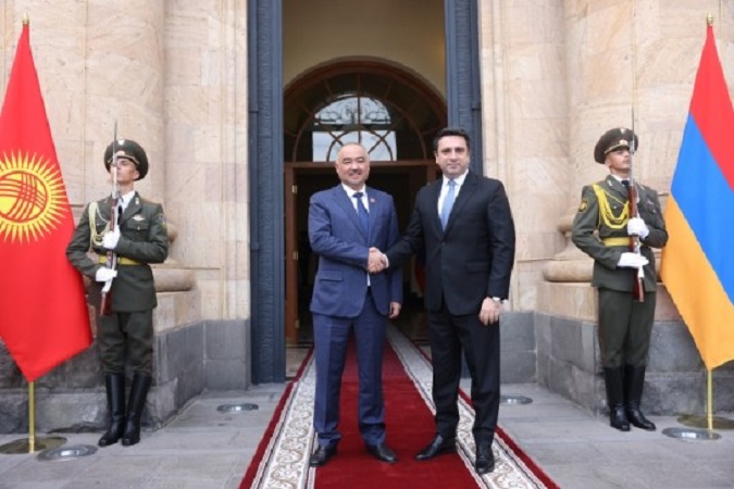 Kırgızistan, Ermenistan ile Azerbaycan arasındaki Barış anlaşmasının imzalanması için platform sağlamaya hazır