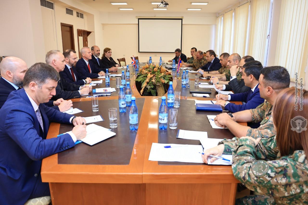 Ermenistan ve Birleşik Krallık savunma istişareleri Savunma Bakanlığı’nda gerçekleştirildi