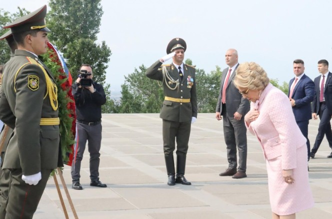 Rusya Federasyon Konseyi Başkanı Yerevan’daki Ermeni Soykırımı anıtını ziyaret etti