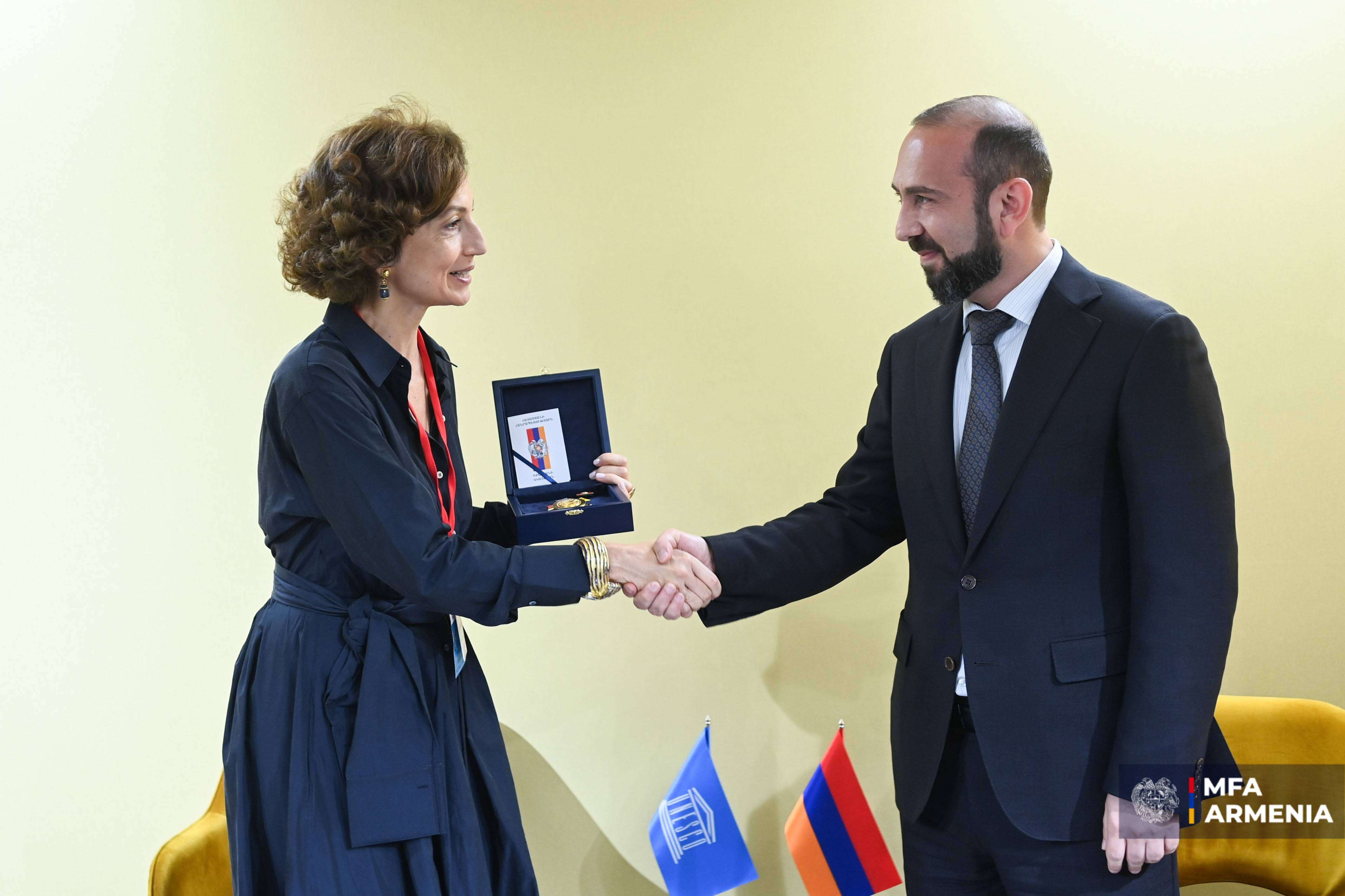 Dışişleri Bakanı, UNESCO Genel Sekreteri'ne Ermenistan Dostluk Nişanı'nı takdim etti