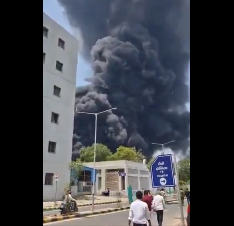 Hindistan'da 242 kişiyi taşıyan uçak kaza yaptı (Video)