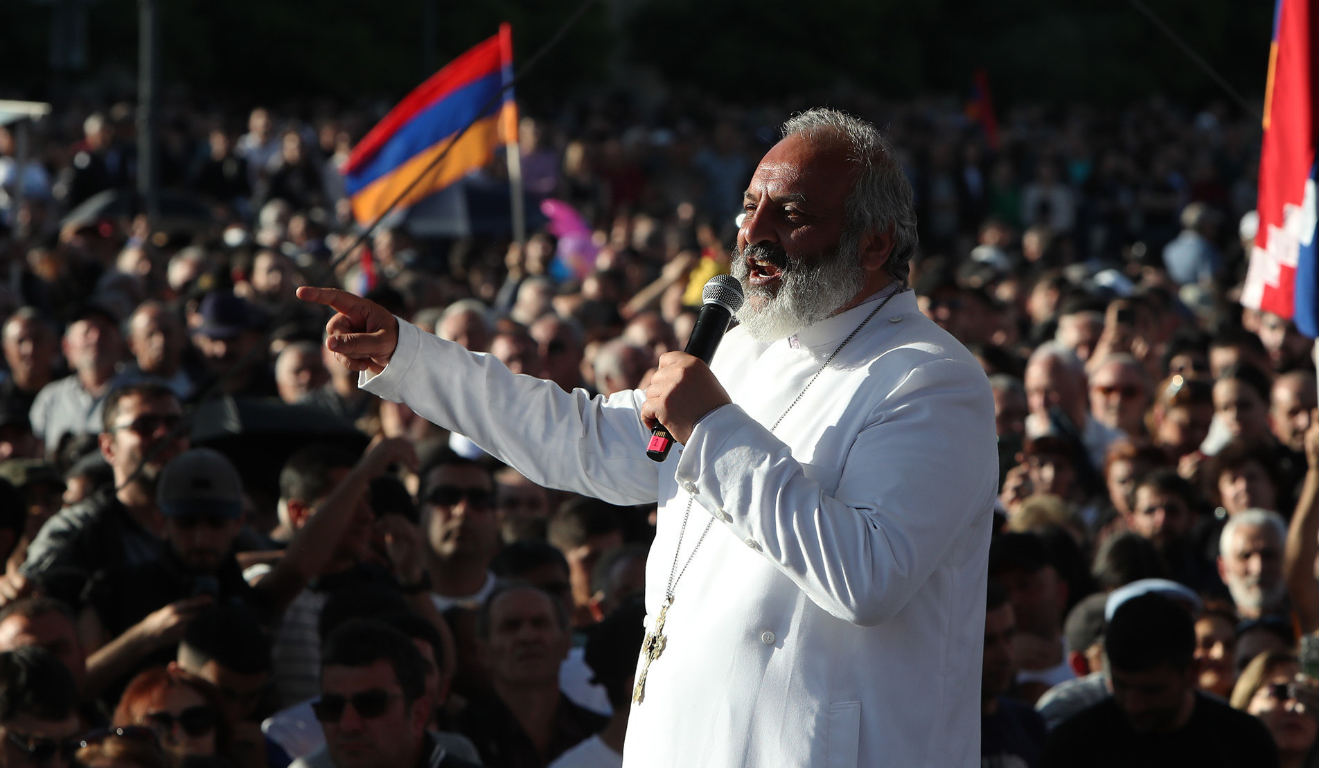 Ermenistan'da muhalif “Kutsal Mücadele” hareketinin lideri Başpiskopos Galstanyan tutuklandı