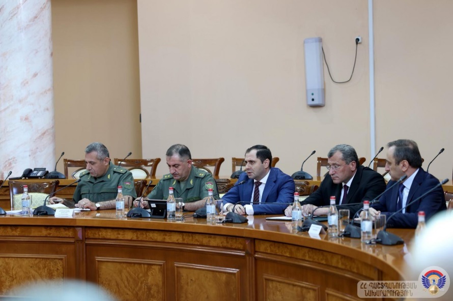 Ermenistan Savunma Bakanı yurt dışında akredite Ermeni askerî ataşelerle görüştü
