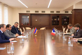 Ermenistan Savunma Bakanı, Fransız Büyükelçi ile savunma işbirliğini görüştü
