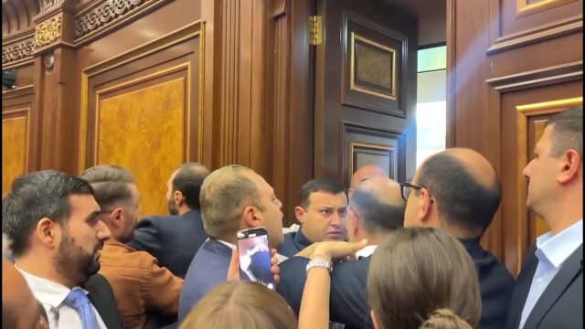 Ermenistan Parlamentosu’nda iktidar ve muhalefet milletvekilleri birbirine yumruklarla saldırdı (Video)