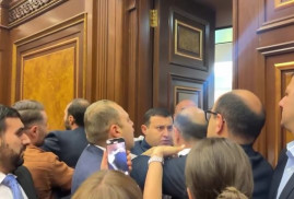 Ermenistan Parlamentosu’nda iktidar ve muhalefet milletvekilleri birbirine yumruklarla saldırdı (Video)