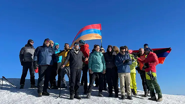 Ermeni dağcılar Ararat Dağı'nda zirve yaptı (Foto)