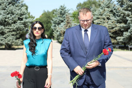 Slovakya Kamu Hakları Savunucusu, Ermeni Soykırımı Anıtını ziyaret etti