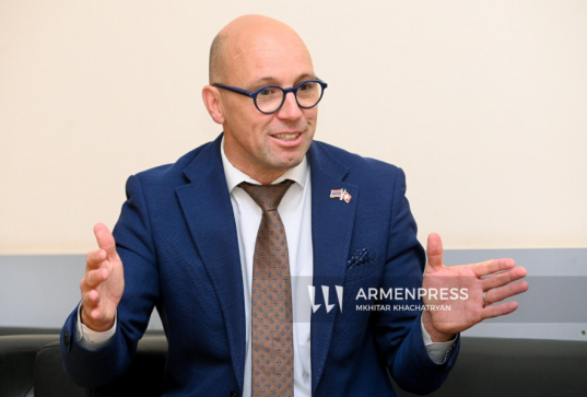 İsviçreli milletvekilli: Ermenistan-Azerbaycan barışı ancak Bakü'ye uluslararası baskıyla mümkün