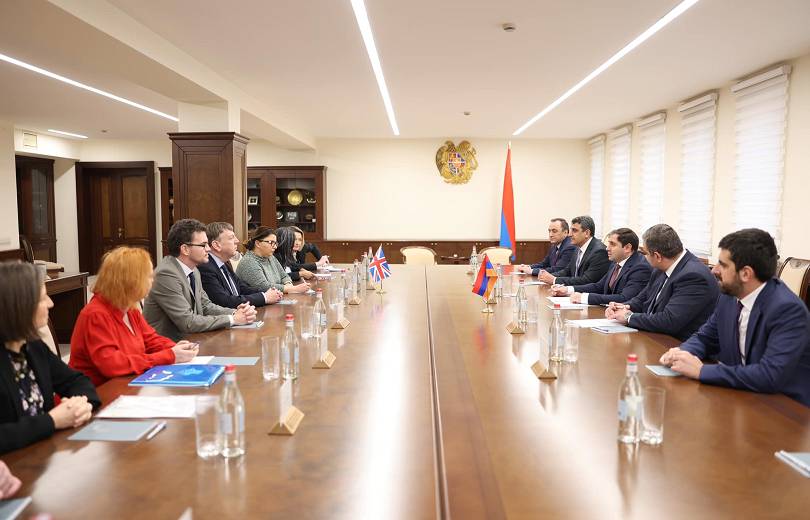 Ermenistan Savunma Bakanı, İngiltere Büyükelçisini kabul etti