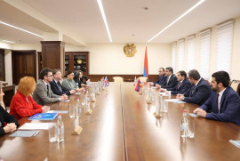 Ermenistan Savunma Bakanı, İngiltere Büyükelçisini kabul etti