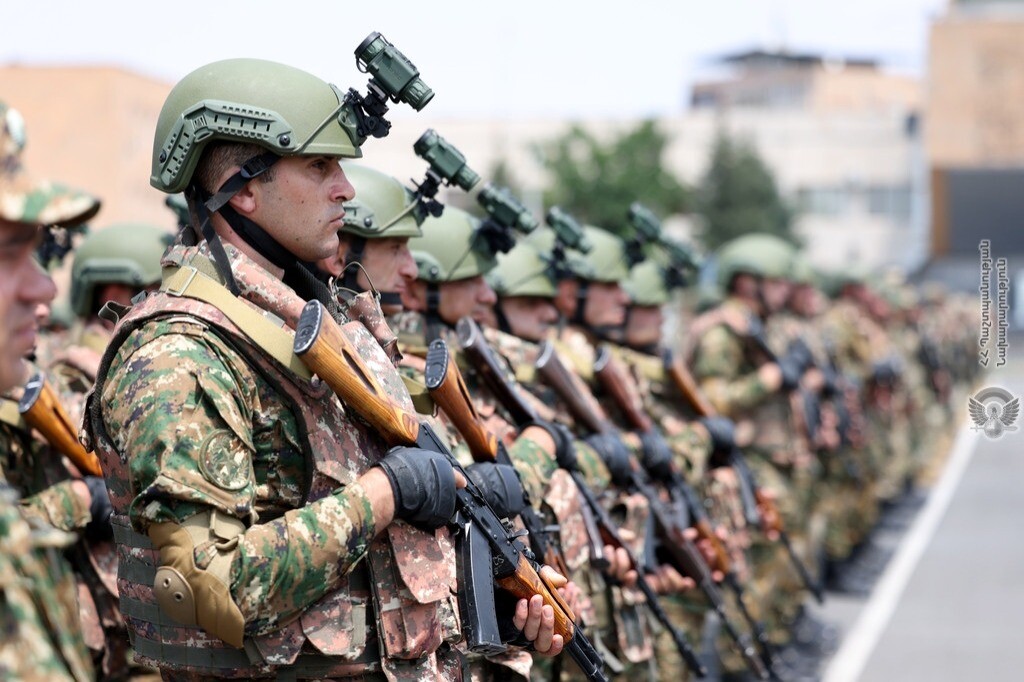 Ermenistan'da halkın çoğunluğu silahlı kuvvetlerin çalışmalarından memnun