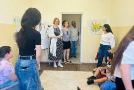 Almanya’nın Ermenistan Büyükelçisi, Dağlık Karabağ’dan zorla yerinden edilen ailelerle buluştu