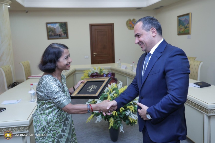 Ermenistan Soruşturma Komitesi Başkanı, Hindistan Büyükelçisini kabul etti