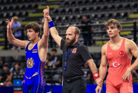 Ermeni güreşçi 9:7 skorla Türk rakibini mağlup ederek yarı finale çıktı