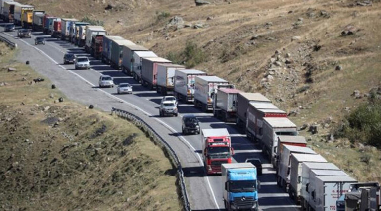 Verin Lars gümrük kapısında trafik sıkışıklığı giderek artıyor