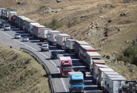 Verin Lars gümrük kapısında trafik sıkışıklığı giderek artıyor