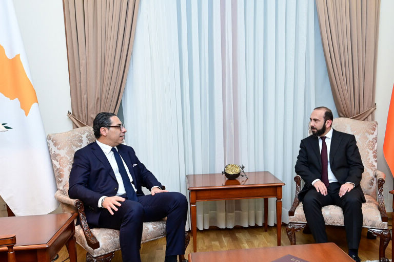 Kıbrıs Dışişleri Bakanı, Mirzoyan’ı Azerbaycan ile barış sürecindeki tarihi adım nedeniyle tebrik etti