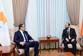 Kıbrıs Dışişleri Bakanı, Mirzoyan’ı Azerbaycan ile barış sürecindeki tarihi adım nedeniyle tebrik etti