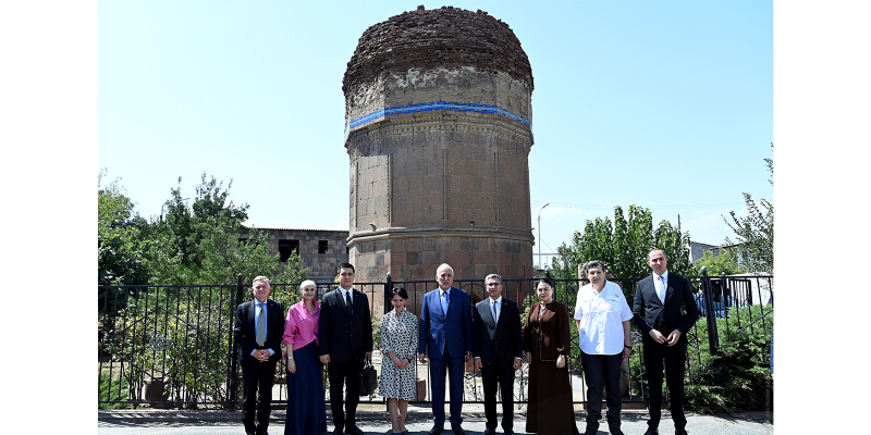 Ermenistan Cumhurbaşkanı ve Eğitim Bakanı, Argavand’daki Türkmen Türbesini ziyaret etti