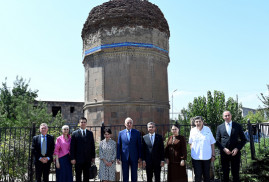 Ermenistan Cumhurbaşkanı ve Eğitim Bakanı, Argavand’daki Türkmen Türbesini ziyaret etti
