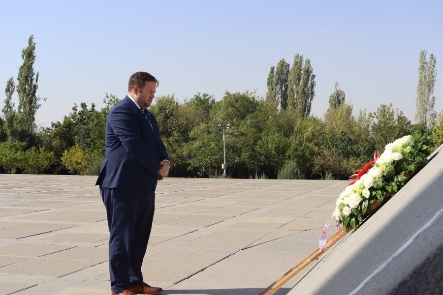 Birleşik Krallık Devlet Bakanı Ermeni Soykırımı kurbanlarının anısına saygı sundu