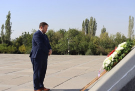 Birleşik Krallık Devlet Bakanı Ermeni Soykırımı kurbanlarının anısına saygı sundu