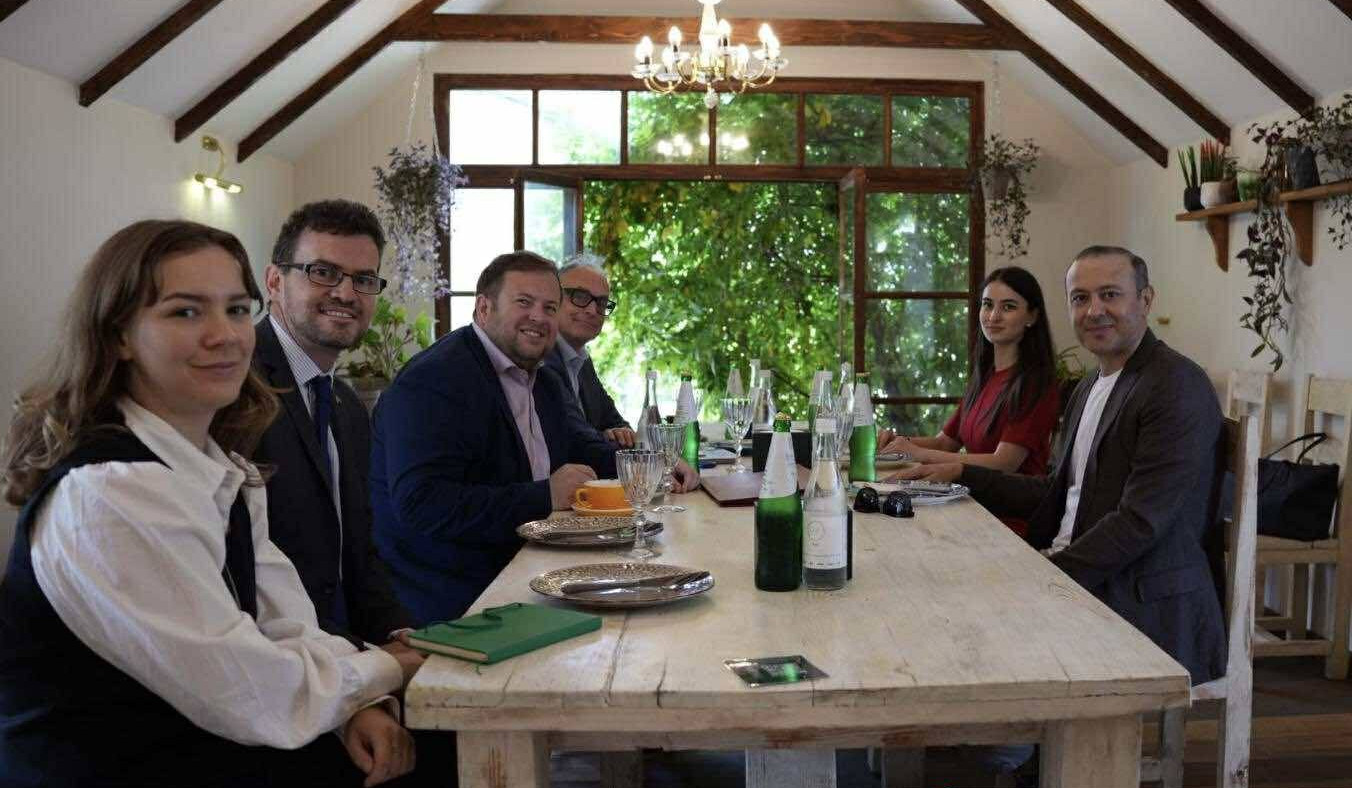 Ermenistan Güvenlik Konseyi Sekreteri, Birleşik Kırallık'ın Devlet Bakanı ile görüştü