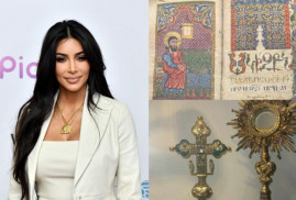Kim Kardashian milyonlarca takipçisine San Lazzaro Adası'ndaki Ermeni el yazması koleksiyonunu gösterdi