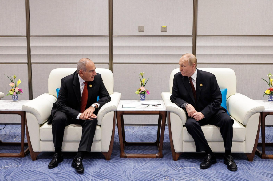 Paşinyan, Putin ile bir araya geldi