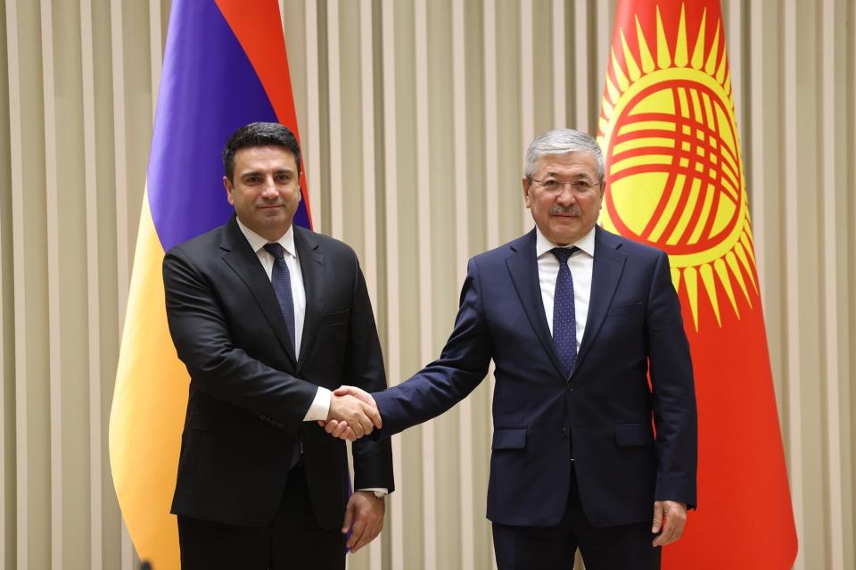 Ermenistan Parlamentosu Başkanı, Kırgızistan Başbakanı ile görüştü
