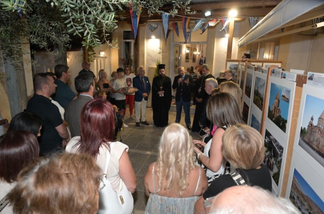Girit Adası'ndaki Ermeni kilisesi bahçesinde UNESCO'daki Ermeni maddi ve manevi kültürel mirasına adanan sergi açıldı