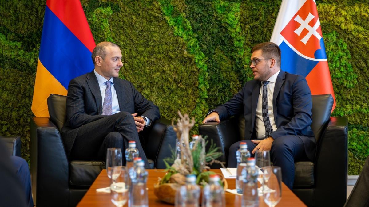 Ermenistan Güvenlik Konseyi Sekreteri, Slovakya Savunma Bakanlığı Devlet Sekreteri ile bir araya geldi