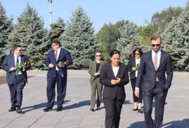 ABD Dışişleri Bakanlığı Avrupa ve Avrasya Bürosu Başkanı başkanlığındaki heyet Ermeni Soykırımı Anıtı'nı ziyaret etti