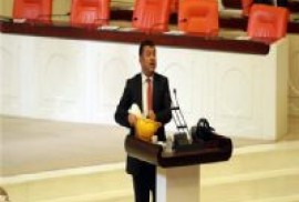Թուրք պատգամավորը սաղավարտով ու դիմակով է մոտեցել ամբիոնին