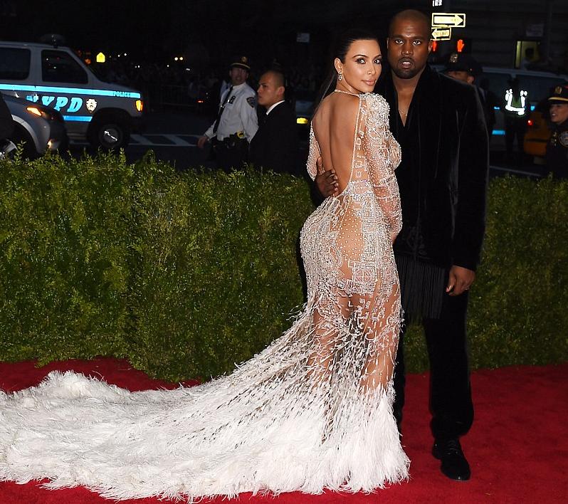Reality şov yıldızı Kim Kardashian Met Gala’ya en cesur kıyafetiyle katıldı (Fotolar)